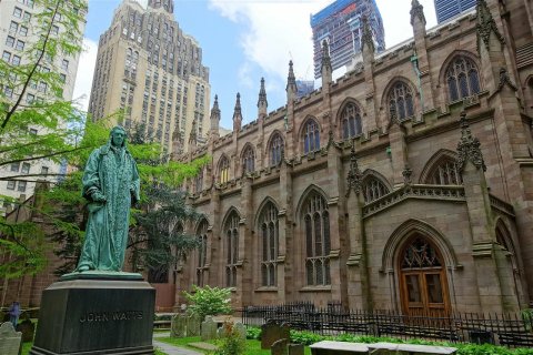 15_Trinity_Churchyard_Statue.jpg